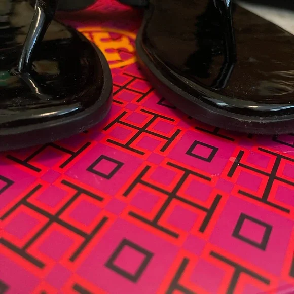 Like New Tory Burch Mini Everly Flat Sandal 
Patent Leather Black 
SIZE 6.5 - Picture 4 of 8